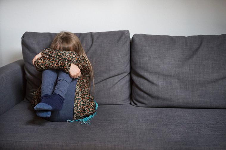 女童遭9次拿被褥捂头小女孩捂着被子哭图片