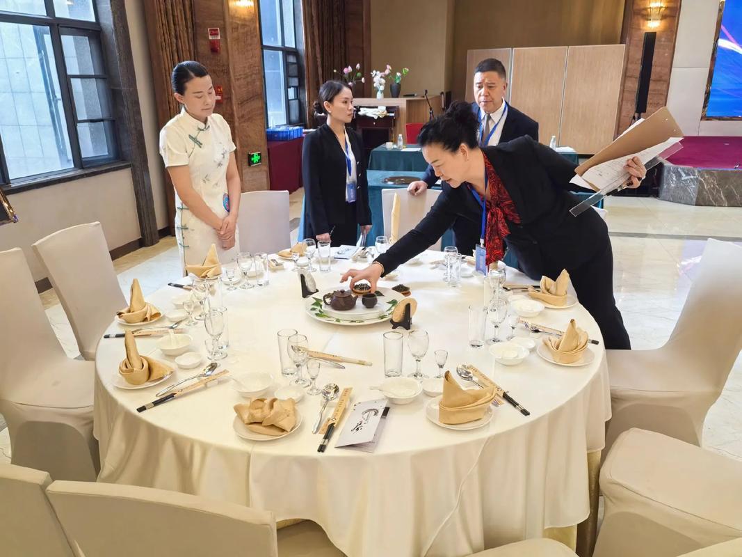 给大家普及下中餐宴会摆台PPT学习教程免费下载中餐宴会摆台课件